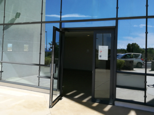 Porte d'entrée gris en aluminium