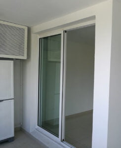 Porte coulissante 2 vantaux en blanc aluminium